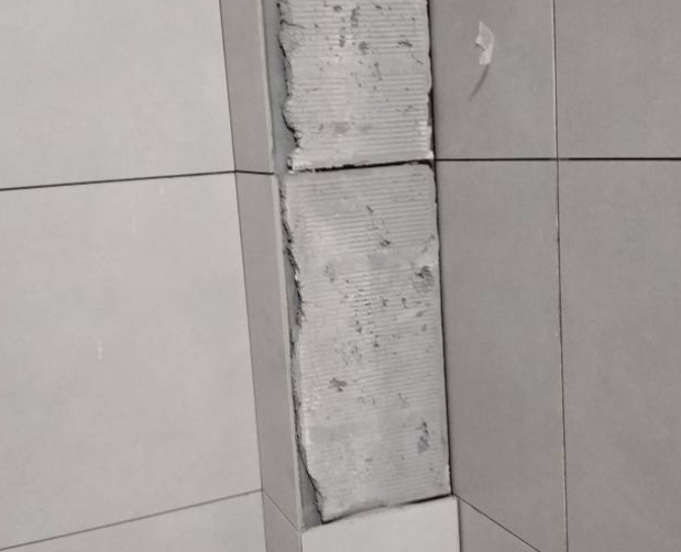 荔波瓷砖空鼓维修公司分享下瓷砖施工前基层浇水润湿程度不足，可能导致以下问题