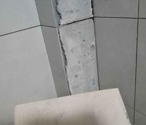 荔波瓷砖空鼓维修公司分享下厨房瓷砖脱落的补救措施。